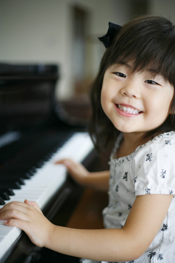 ピアノを弾く女の子