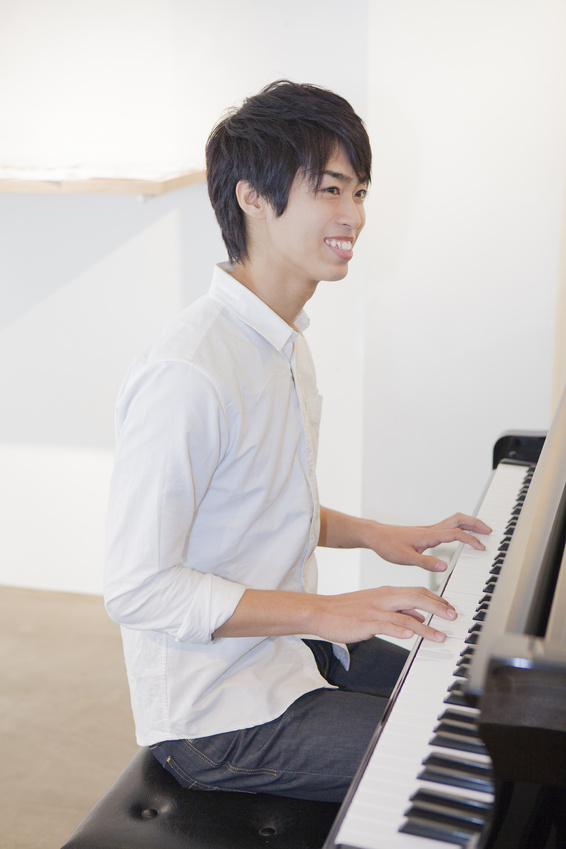 ピアノを弾く男性